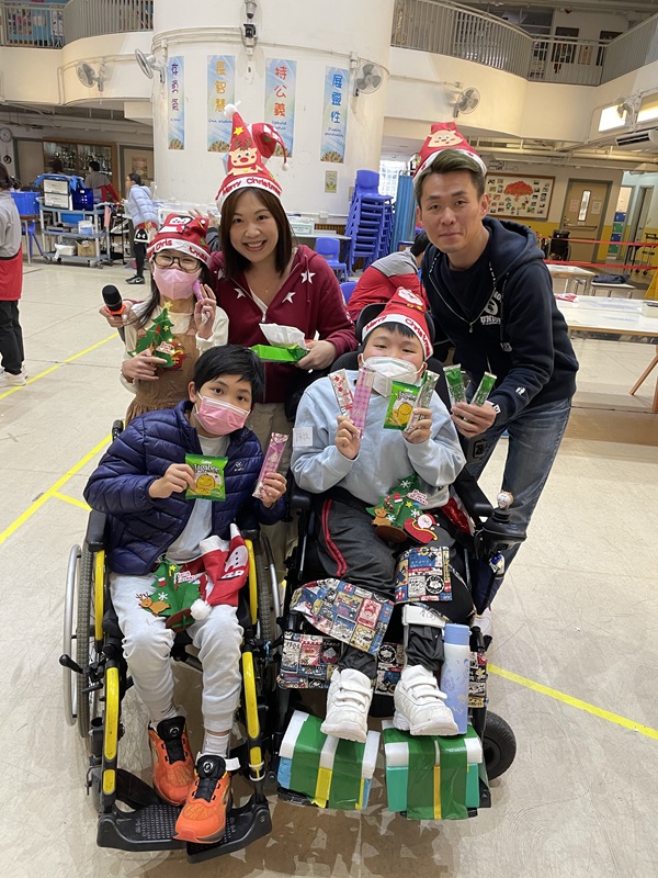 Volunteers from The Hong Kong Star Lions Club made Christmas decoration with students. (Photo 1) Volunteers from The Hong Kong Star Lions Club made Christmas decoration with students. (Photo 1)
