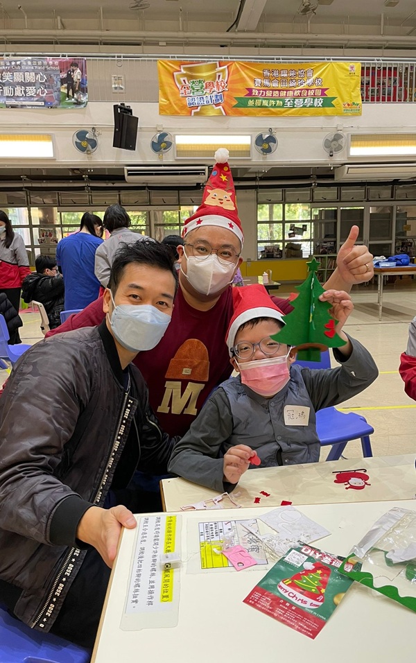 Volunteers from The Hong Kong Star Lions Club made Christmas decoration with students. (Photo 2) Volunteers from The Hong Kong Star Lions Club made Christmas decoration with students. (Photo 2)