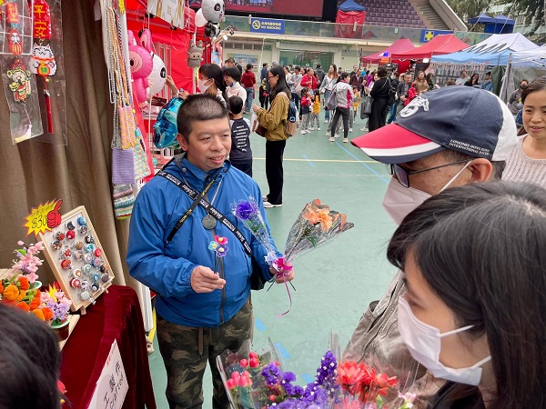 The service users who operate the Chinese New Year fair stall could learn sales and communication skills. The service users who operate the Chinese New Year fair stall could learn sales and communication skills.