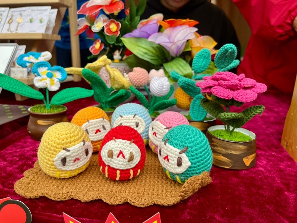 Many products are hand-woven by Erik Kvan Workshop’s service users, including Chinese New Year flower pots and Daruma dolls.
