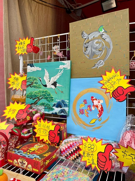 The beautiful Chinese New Year pictures on sale were all hand-painted by the families of service users. The beautiful Chinese New Year pictures on sale were all hand-painted by the families of service users.