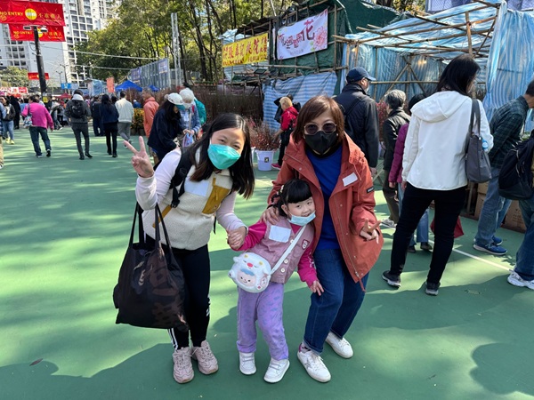 蘇黎世義工隊贊助並與協會幼兒中心服務使用者一同遊年宵花市。(照片一) 蘇黎世義工隊贊助並與協會幼兒中心服務使用者一同遊年宵花市。(照片一)