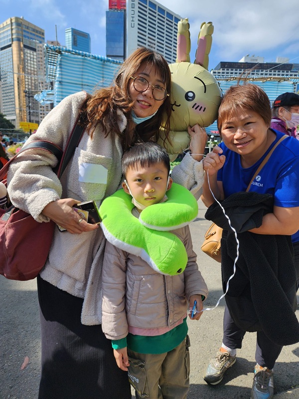 蘇黎世義工隊贊助並與協會幼兒中心服務使用者一同遊年宵花市。(照片二) 蘇黎世義工隊贊助並與協會幼兒中心服務使用者一同遊年宵花市。(照片二)