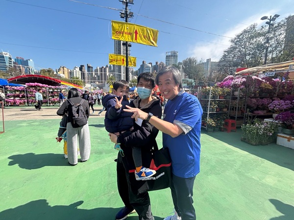 蘇黎世義工隊贊助並與協會幼兒中心服務使用者一同遊年宵花市。(照片三) 蘇黎世義工隊贊助並與協會幼兒中心服務使用者一同遊年宵花市。(照片三)