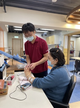 Thanks to the tailored training programmes devised by professional therapists and the diverse range of equipment available at the centre, 玉明's mobility has significantly improved. Thanks to the tailored training programmes devised by professional therapists and the diverse range of equipment available at the centre, 玉明's mobility has significantly improved.
