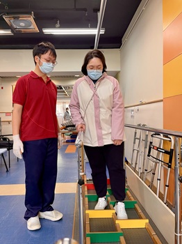 Thanks to the tailored training programmes devised by professional therapists and the diverse range of equipment available at the centre, 玉明's mobility has significantly improved. Thanks to the tailored training programmes devised by professional therapists and the diverse range of equipment available at the centre, 玉明's mobility has significantly improved.