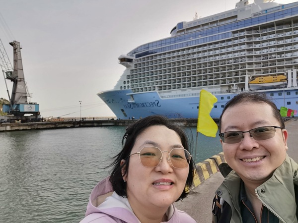 玉明can now not only use a walking stick to go out independently but can also travel abroad with her husband. 玉明can now not only use a walking stick to go out independently but can also travel abroad with her husband.