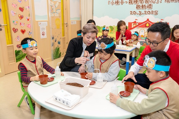 華僑銀行香港品牌及企業傳訊主管陳正芯女士帶同義工團隊,一起與幼兒製作盆栽,寓意將學習品質植根於幼兒的內心,陪伴他們學習及成長。 華僑銀行香港品牌及企業傳訊主管陳正芯女士帶同義工團隊,一起與幼兒製作盆栽,寓意將學習品質植根於幼兒的內心,陪伴他們學習及成長。