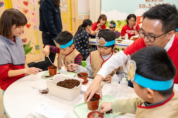幼兒與義工一起製作盆栽。 幼兒與義工一起製作盆栽。