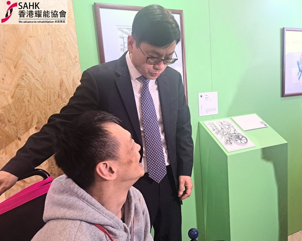 勞福局局長孫玉菡先生, JP及協會禾輋工場學員黃永康合照 勞福局局長孫玉菡先生, JP及協會禾輋工場學員黃永康合照