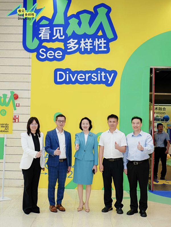 Mr. SUEN Yau Man, Principal of Jockey Club Elaine Field School, shared a cheerful group photo with the co-organisers. Mr. SUEN Yau Man, Principal of Jockey Club Elaine Field School, shared a cheerful group photo with the co-organisers.