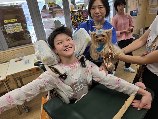 The boarding students and the therapy dogs thoroughly enjoyed their time together, with smiles lighting up everyone’s faces.(Picture B) The boarding students and the therapy dogs thoroughly enjoyed their time together, with smiles lighting up everyone’s faces.(Picture B)