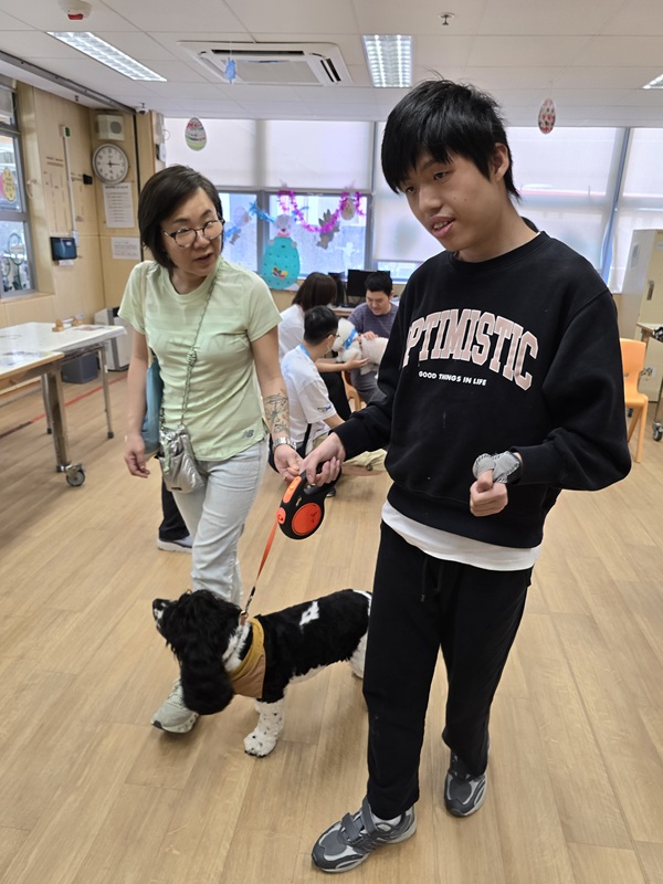 The boarding students and the therapy dogs thoroughly enjoyed their time together, with smiles lighting up everyone’s faces.(Picture D) The boarding students and the therapy dogs thoroughly enjoyed their time together, with smiles lighting up everyone’s faces.(Picture D)