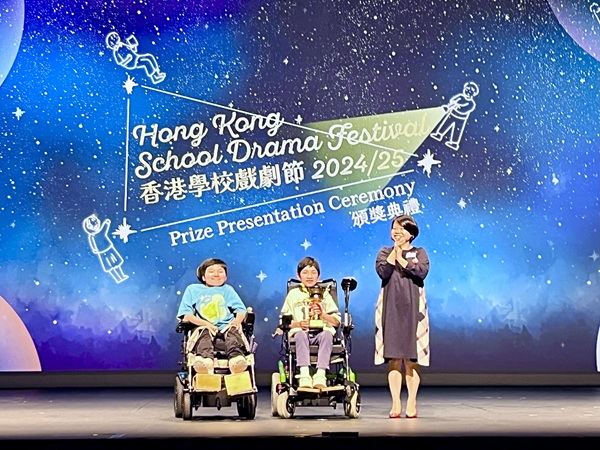 The drama troupe attended the Award Presentation Ceremony at Kwai Tsing Theatre and was given the opportunity to perform in public.