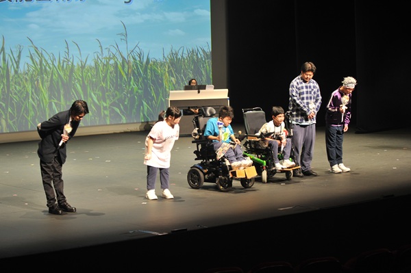 The sincere and touching performance won the audience's applause and high recognition.