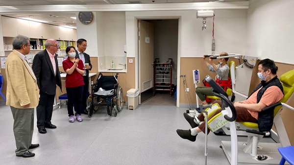 The staff introduced the different facilities to Mr. Peter VAN ZUIDEN (2nd left).
