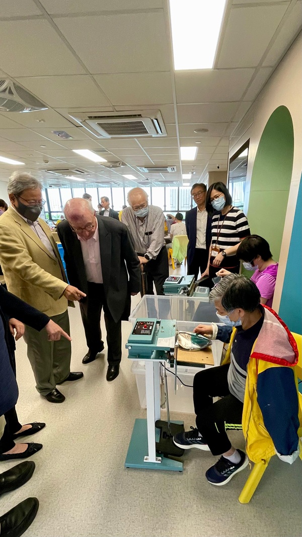 Trainees demonstrated how to make handicrafts.