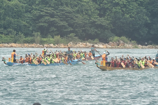 雖然天陰陰,海面風浪亦大,但『一舉成龍』(右)和『爸閉星星』(左) 隊員亦努力參賽,誓要爭取佳績。(圖一) 雖然天陰陰,海面風浪亦大,但『一舉成龍』(右)和『爸閉星星』(左) 隊員亦努力參賽,誓要爭取佳績。(圖一)