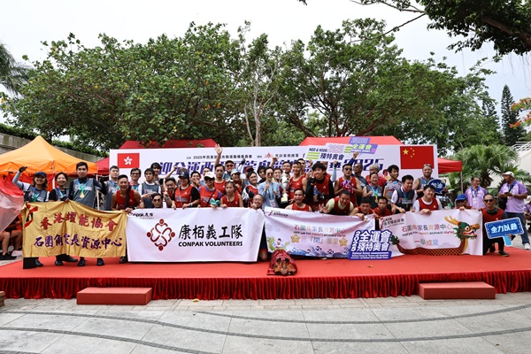 眾隊員興奮地踏上頒獎台大合照。(圖四) 眾隊員興奮地踏上頒獎台大合照。(圖四)