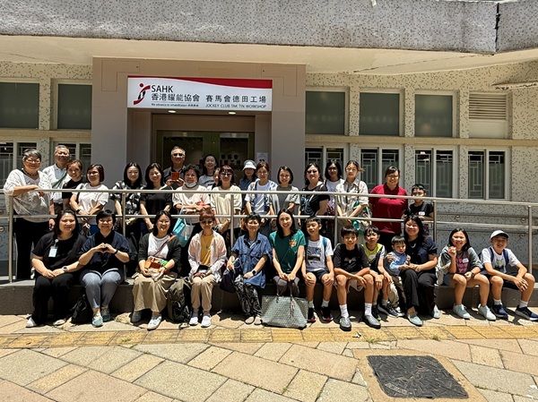 多達34位的香港聖公會聖保羅堂教友,早前到訪協會的賽馬會德田工場。 多達34位的香港聖公會聖保羅堂教友,早前到訪協會的賽馬會德田工場。