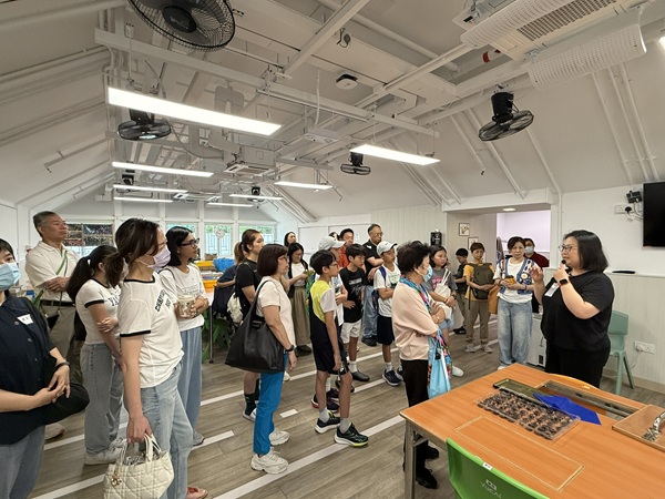 工場經理鄒壁儀女士(右一),向來賓詳細介紹工場內的各項設施。 工場經理鄒壁儀女士(右一),向來賓詳細介紹工場內的各項設施。