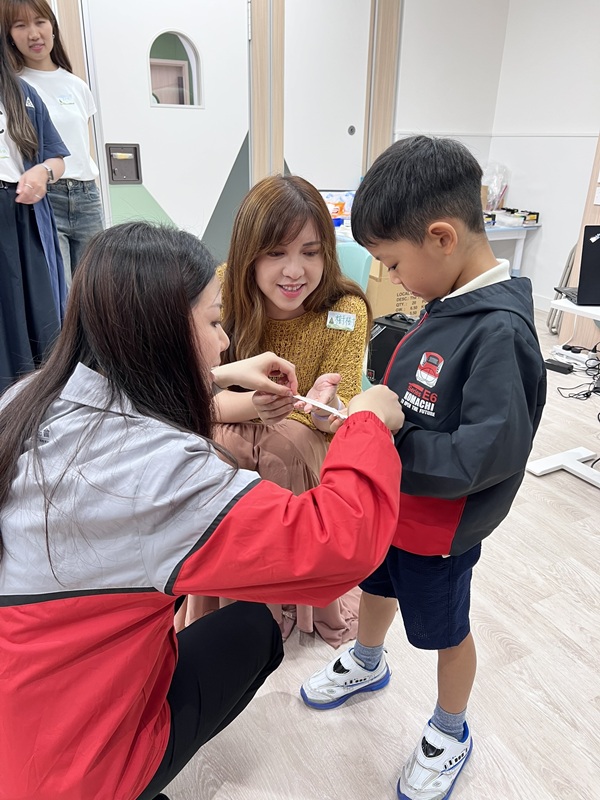 Led by the Association’s speech therapist, the activity helped parents and children bond through reading and storytelling.(Picture A) Led by the Association’s speech therapist, the activity helped parents and children bond through reading and storytelling.(Picture A)