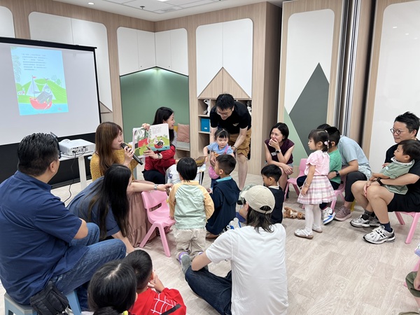 Led by the Association’s speech therapist, the activity helped parents and children bond through reading and storytelling.(Picture B) Led by the Association’s speech therapist, the activity helped parents and children bond through reading and storytelling.(Picture B)