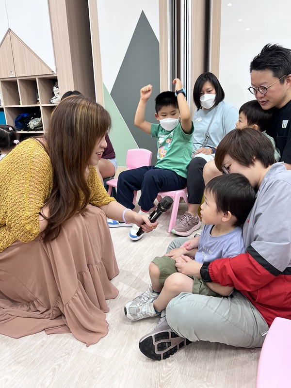 Serrini was interacted with children by telling stories and performing ‘Tree Baby.’(Picture A) Serrini was interacted with children by telling stories and performing ‘Tree Baby.’(Picture A)