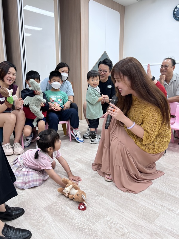 Serrini was interacted with children by telling stories and performing ‘Tree Baby.’(Picture B) Serrini was interacted with children by telling stories and performing ‘Tree Baby.’(Picture B)