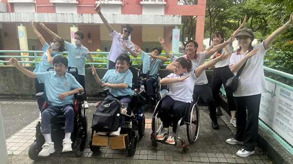 殘疾運動員大使（白衫者）與同學們（淺藍色衫者）打成一片，彼此在計劃內都獲益良多。