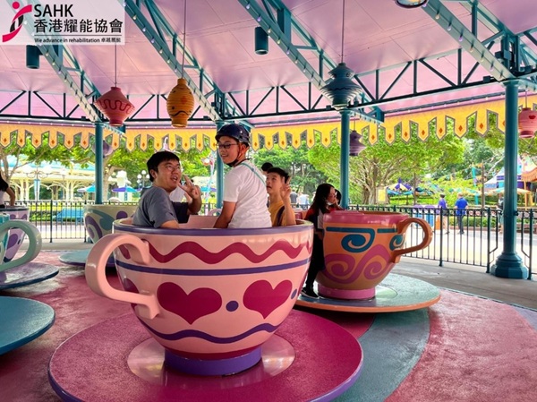 學生正在遊玩咖啡杯
