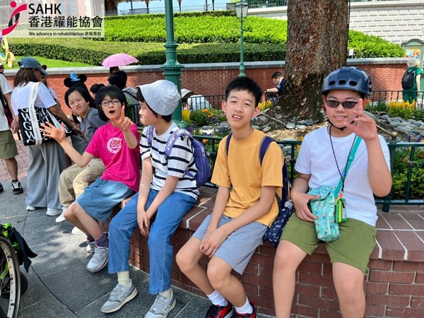 學生在園內休息