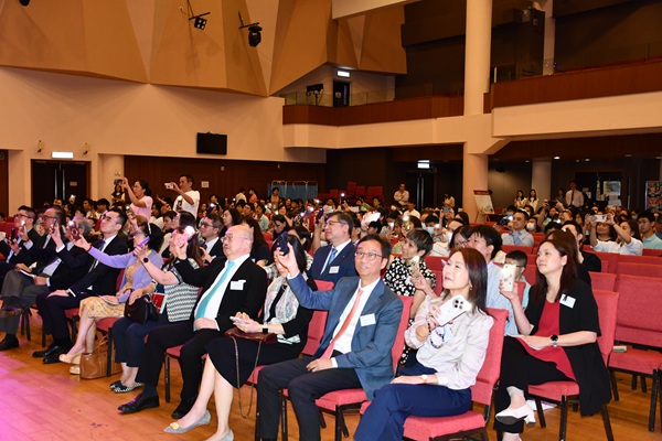 Mrs. Josephine M. W. TSUI PANG, BBS, MH, the Chairperson of the Association, several other council members, and Mr. Edmond Y. P. LAU, Chief Executive Officer, supported the students from the audiences, creating a warm and lively atmosphere. Mrs. Josephine M. W. TSUI PANG, BBS, MH, the Chairperson of the Association, several other council members, and Mr. Edmond Y. P. LAU, Chief Executive Officer, supported the students from the audiences, creating a warm and lively atmosphere.