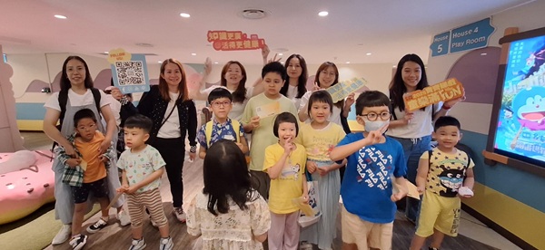 The service users from the East Kowloon Parents Resource Centre gathered with the volunteers from Medic in One to enjoy a movie, having a great time.(Image B) The service users from the East Kowloon Parents Resource Centre gathered with the volunteers from Medic in One to enjoy a movie, having a great time.(Image B)