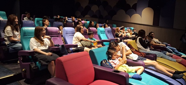 The service users from the East Kowloon Parents Resource Centre gathered with the volunteers from Medic in One to enjoy a movie, having a great time.(Image C) The service users from the East Kowloon Parents Resource Centre gathered with the volunteers from Medic in One to enjoy a movie, having a great time.(Image C)
