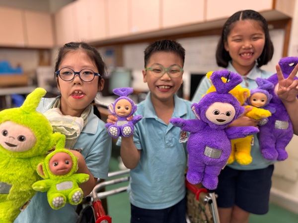 Students of SAHK Jockey Club Elaine Field School posed for a photo with the Teletubbies dolls. Students of SAHK Jockey Club Elaine Field School posed for a photo with the Teletubbies dolls.