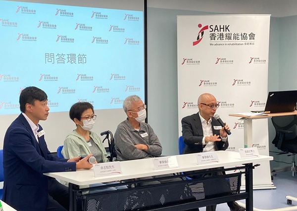 協會專業及程序發展總監黃源宏博士(右一)、ICRC經理卓志恒先生(左一)、服務使用者麥偉倫先生及其妻子麥太(右二及右三)早前接受多家傳媒訪問。 協會專業及程序發展總監黃源宏博士(右一)、ICRC經理卓志恒先生(左一)、服務使用者麥偉倫先生及其妻子麥太(右二及右三)早前接受多家傳媒訪問。