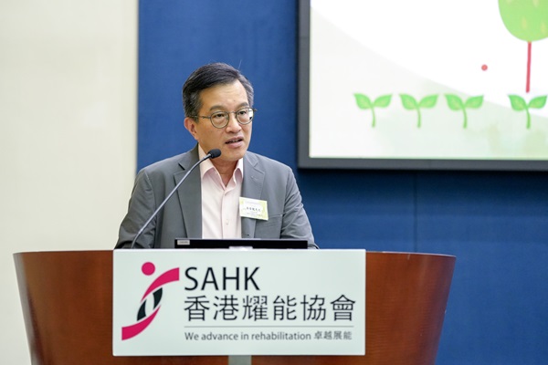 社會福利署助理署長（康復及醫務社會服務）吳偉龍先生表示：「協會設立新界西綜合社區康復中心的試點服務，以一站式提供康復服務和支援，把中心的訓練成果帶回家中持續訓練成效顯著。」