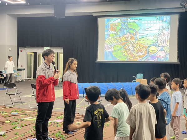 Children experienced diverse sensory activities, from creating exploration tools to completing various challenge stations.(Image A) Children experienced diverse sensory activities, from creating exploration tools to completing various challenge stations.(Image A)