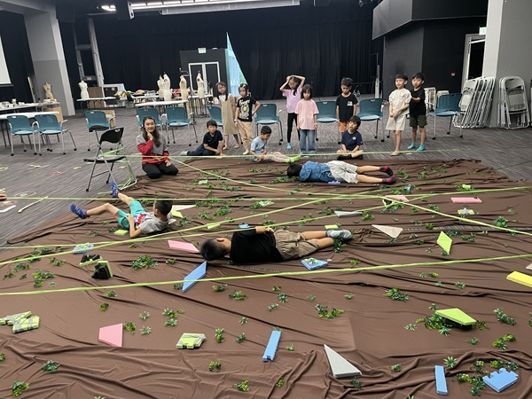 Children experienced diverse sensory activities, from creating exploration tools to completing various challenge stations.(Image B) Children experienced diverse sensory activities, from creating exploration tools to completing various challenge stations.(Image B)