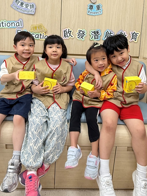 一如以往，香港中華煤氣有限公司為協會的服務使用者送上月餅，增添節日氣氛。