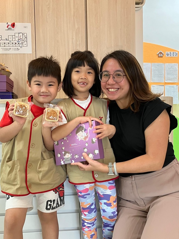 多謝AIA友邦保險的愛心月餅，讓協會的服務使用者在中秋佳節大快朵頤。