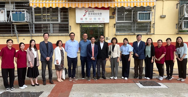 一眾視察團員與隆亨幼兒中心的職員合照。