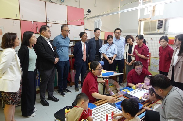 隆亨幼兒中心的同事向視察團成員講解幼兒的日常學習流程。