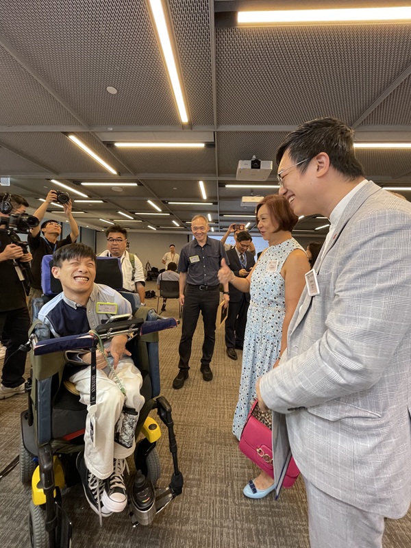 頒獎禮後，勞福局副局長何啟明先生, JP（右）與許鴻彬先生（左）分享創作心得。