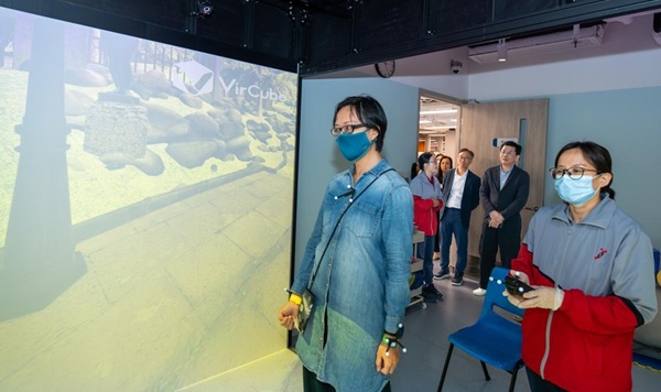 職員展示中心所用的先進器材。 職員展示中心所用的先進器材。