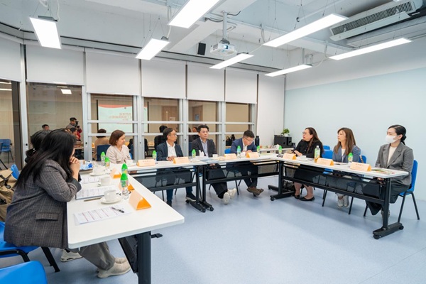 周和副部長(右五)對中心運作成效予以肯定和欣賞,並鼓勵同事繼續為康復服務努力。 周和副部長(右五)對中心運作成效予以肯定和欣賞,並鼓勵同事繼續為康復服務努力。