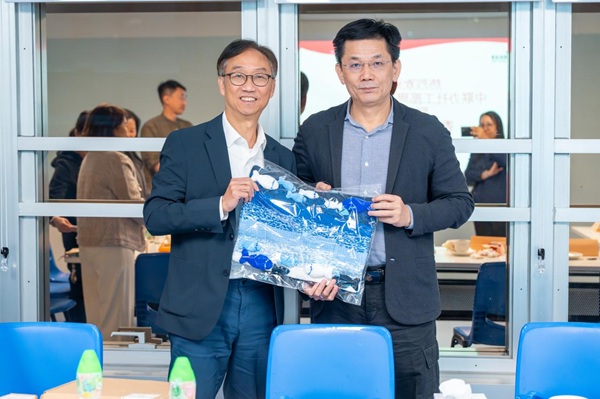 周和副部長(右)與協會行政總裁劉應彬先生(左)合照。 周和副部長(右)與協會行政總裁劉應彬先生(左)合照。