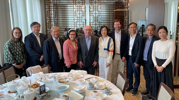 The Association’s management, together with Chairperson Mrs. Josephine M. W. TSUI PANG, BBS, MH , specially attended the luncheon to extend their heartfelt gratitude to the two distinguished guests.