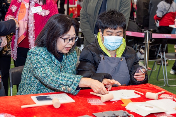 圖六: 行政長官夫人李林麗嬋女士參與工作坊，與學員一起製作皮革行李牌，充分體現共融精神。